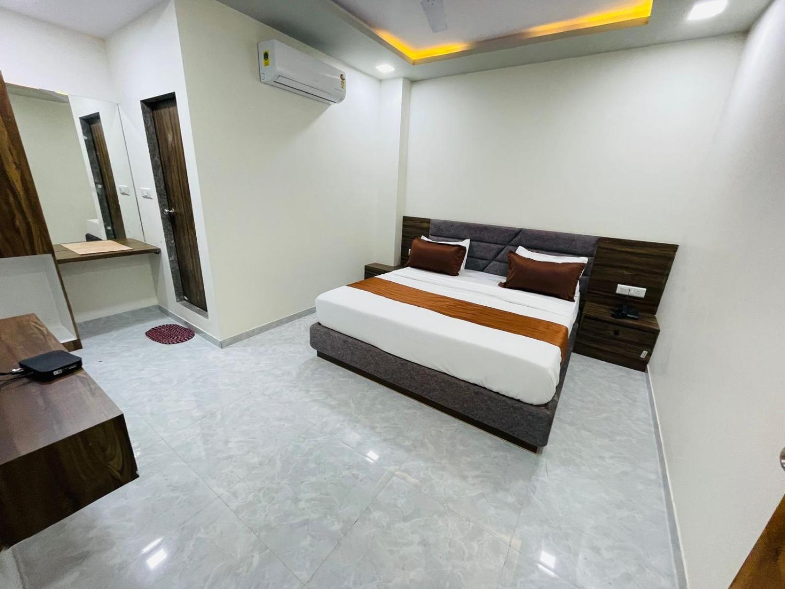 Hotel Nova Blue Ahmedabad Exterior photo